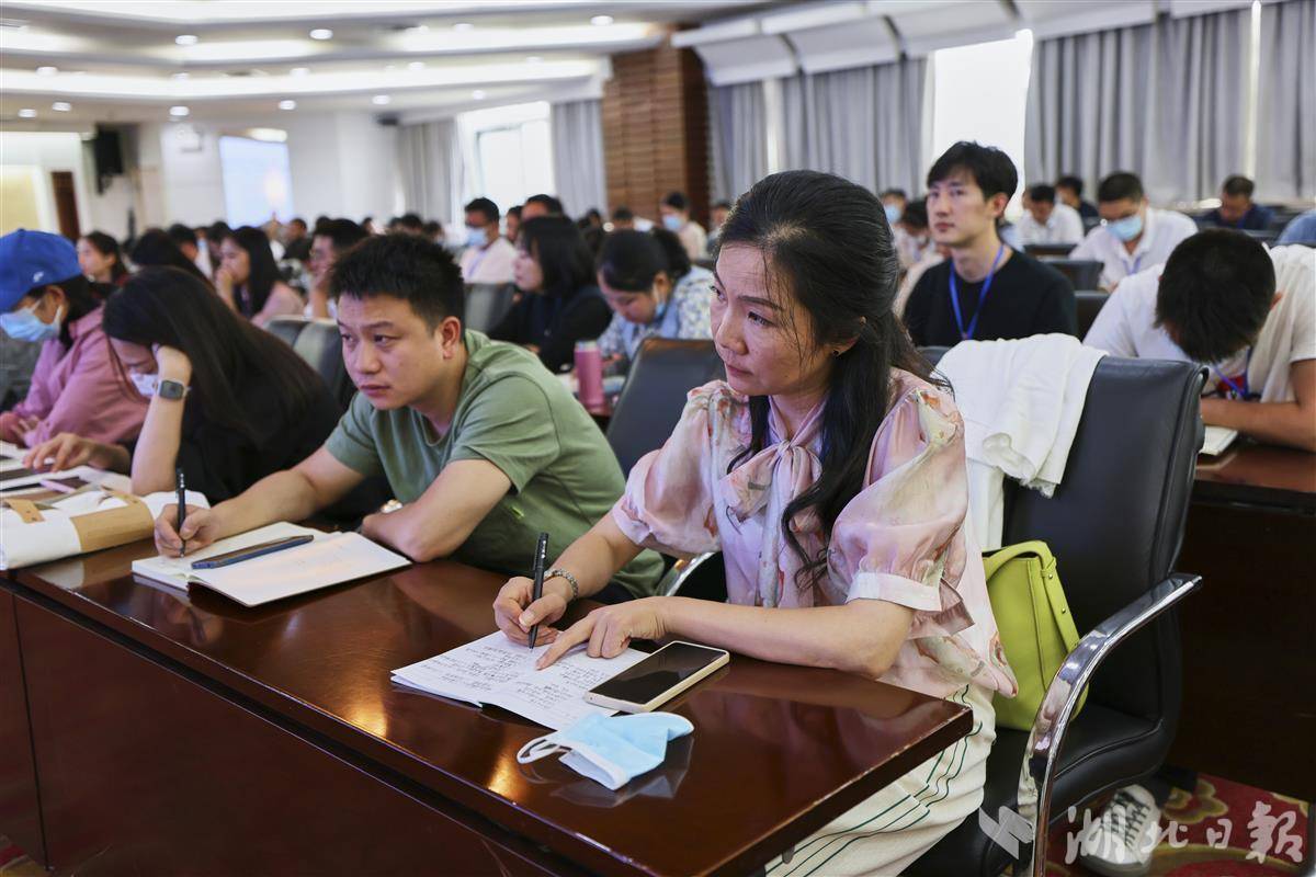 湖北日?qǐng)?bào)傳媒集團(tuán)領(lǐng)導(dǎo)_湖北日?qǐng)?bào)傳媒集團(tuán)要聞中心主任_湖北日?qǐng)?bào)傳媒集團(tuán)領(lǐng)導(dǎo)班子成員